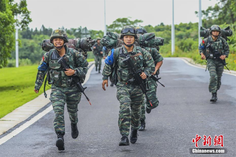 特战队员进行武装奔袭。杜昊 摄 图片来源：中新网