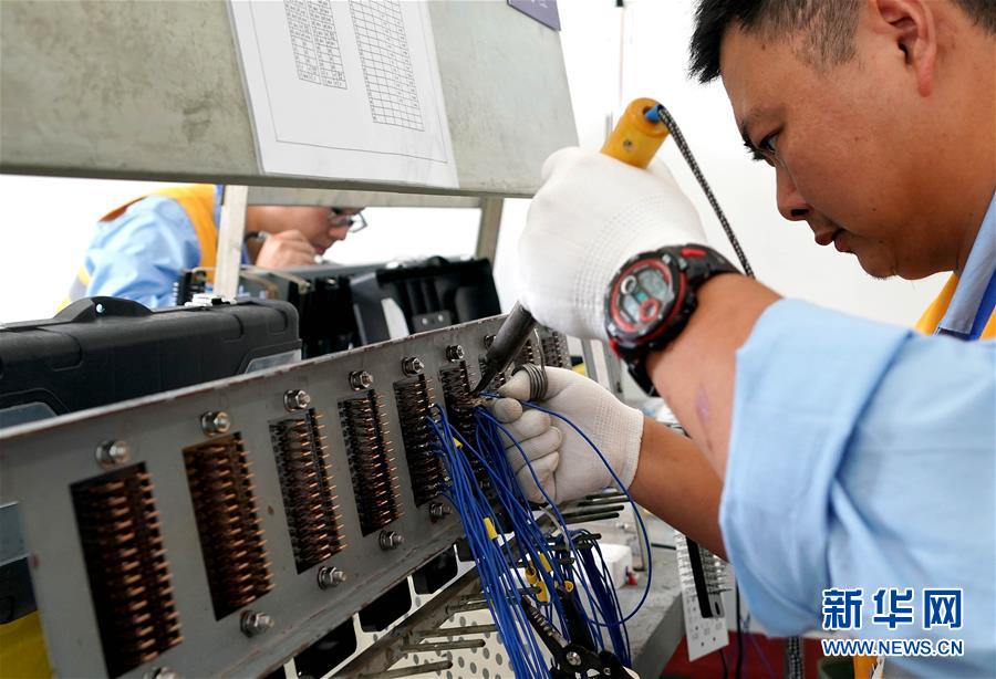 6月18日，在中铁电气化局三公司信号技术培训中心，选手在参加组合焊线比赛。新华社记者 李安 摄