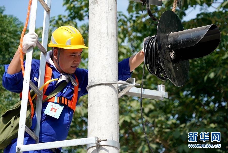 6月18日，在中铁电气化局三公司信号技术培训中心，选手在高柱进站信号机安装调试团体作业项目中进行调试。新华社记者 李安 摄