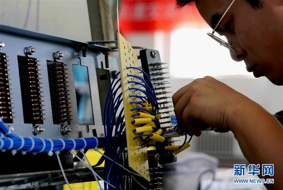 6月18日，在中铁电气化局三公司信号技术培训中心，选手在参加组合焊线比赛。新华社记者 李安 摄