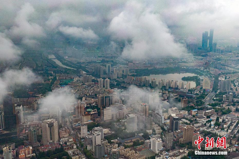 从400多米高空俯瞰，城市如“仙境”。泱波 摄 图片来源：中新网