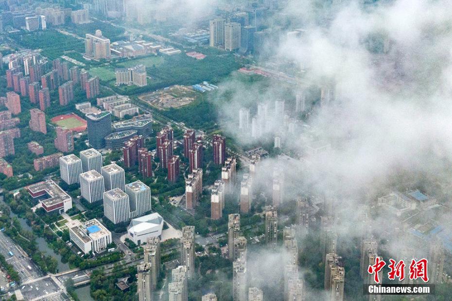 航拍雨雾缭绕的南京河西地区。泱波 摄 图片来源：中新网