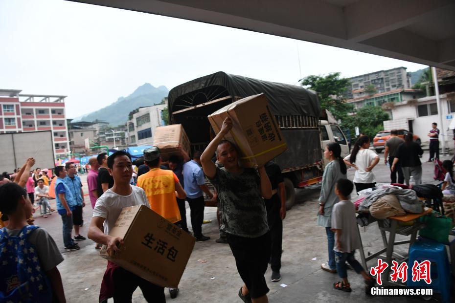 地震发生后，来自全国各地的公益单位纷纷伸出援手，向宜宾长宁地震灾区捐赠救灾物资。张浪 摄 图片来源：中新网