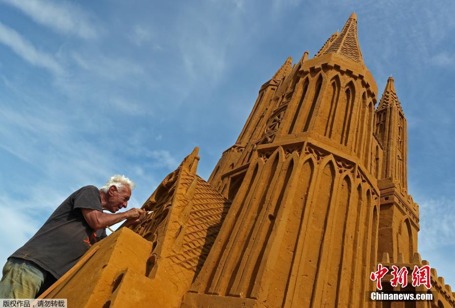 当地时间6月18日，比利时奥斯坦德，艺术家在“梦想”沙雕节上创作沙雕作品。 图片来源：中新网