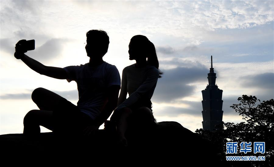 一对情侣在台北市的象山上游览拍照。 新华社记者朱祥摄