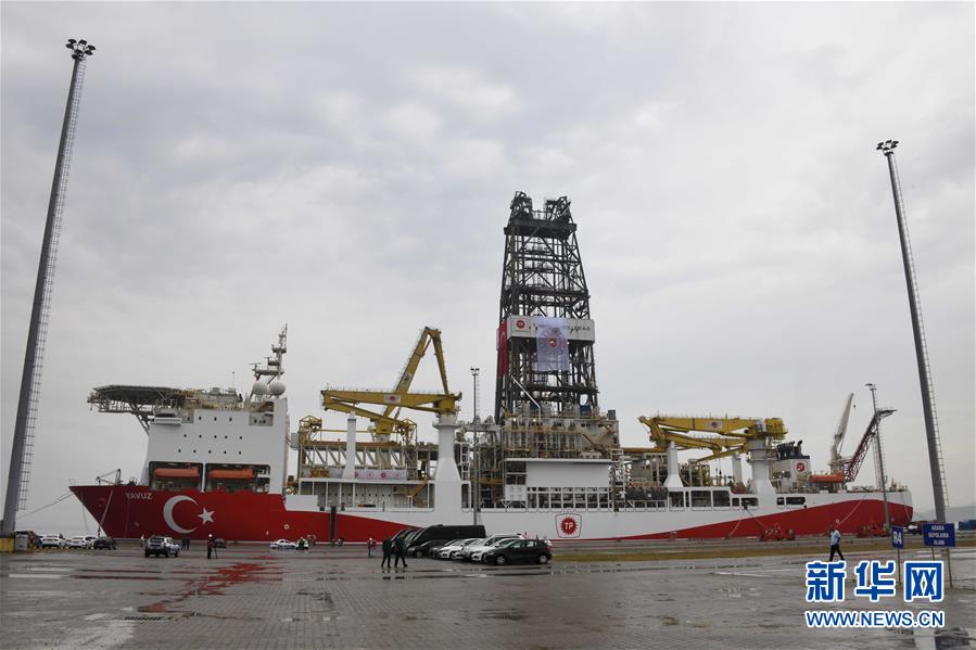 这是6月20日拍摄的停泊在土耳其西北部科贾埃利省一港口的“亚武兹”号钻探船。土耳其20日向地中海东部派遣第二艘油气钻探船“亚武兹”号。分析人士认为，此举可能加剧土耳其与塞浦路斯等欧盟国家的紧张关系。新华社记者 徐速绘 摄