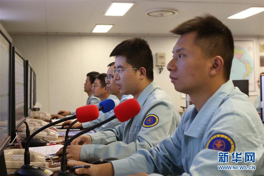 6月23日，远望3号船指挥控制中心工作人员在进行卫星发射海上测控演练。新华社记者 刘诗平 摄