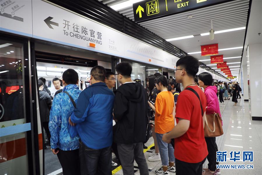 6月23日，乘客在兰州地铁1号线排队上车。新华社记者 王铭禹 摄