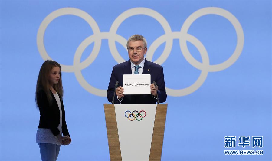 6月24日，国际奥委会主席巴赫（右）宣布意大利米兰/科尔蒂纳丹佩佐获得2026年冬奥会举办权。 当日，在瑞士洛桑举行的国际奥委会第134次全会上，意大利米兰/科尔蒂纳丹佩佐获得2026年冬奥会举办权。 新华社记者 曹灿 摄