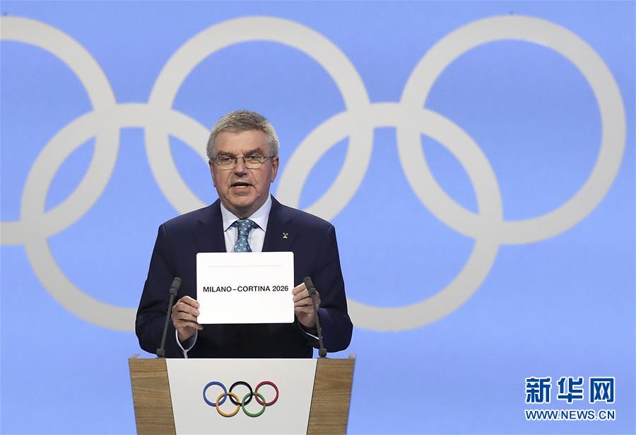 6月24日，国际奥委会主席巴赫宣布意大利米兰/科尔蒂纳丹佩佐获得2026年冬奥会举办权。 当日，在瑞士洛桑举行的国际奥委会第134次全会上，意大利米兰/科尔蒂纳丹佩佐获得2026年冬奥会举办权。 新华社记者 曹灿 摄