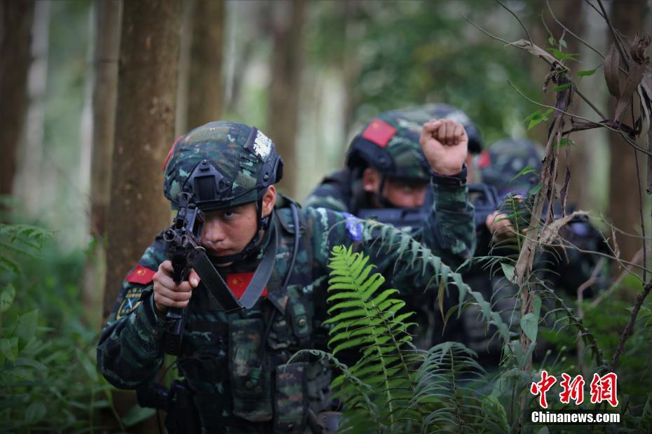 来自武警来宾支队的特战队员以"暴恐分子携带巨款逃至某山林地"为背景