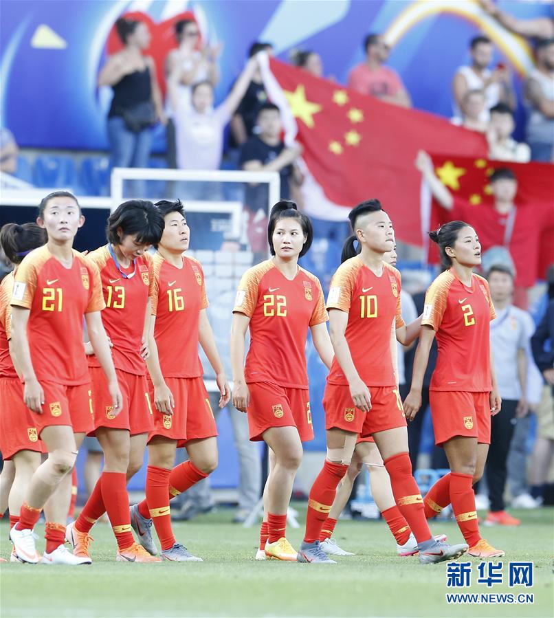 6月25日，中国队球员在比赛后。 当日，在法国蒙彼利埃举行的2019年国际足联女足世界杯16强赛比赛中，中国队以0比2负于意大利队，无缘八强。 新华社记者 丁旭 摄