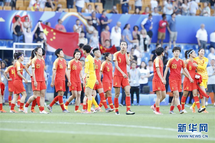 6月25日，中国队球员在比赛后。 当日，在法国蒙彼利埃举行的2019年国际足联女足世界杯16强赛比赛中，中国队以0比2负于意大利队，无缘八强。 新华社记者 丁旭 摄