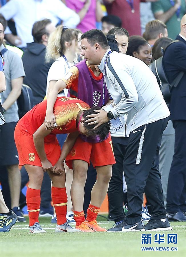 6月25日，中国队球员王霜（前左）在比赛后落泪。 当日，在法国蒙彼利埃举行的2019年国际足联女足世界杯16强赛比赛中，中国队以0比2负于意大利队，无缘八强。 新华社记者 丁旭 摄