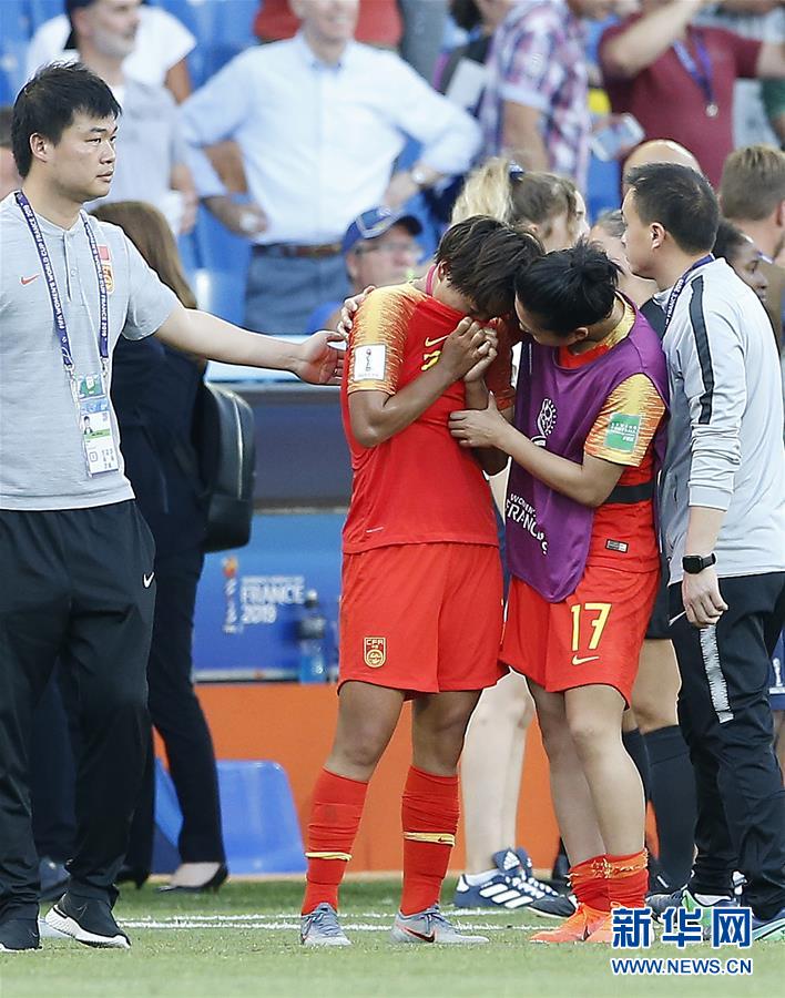 6月25日，中国队球员王霜（中）在比赛后落泪。 当日，在法国蒙彼利埃举行的2019年国际足联女足世界杯16强赛比赛中，中国队以0比2负于意大利队，无缘八强。 新华社记者 丁旭 摄
