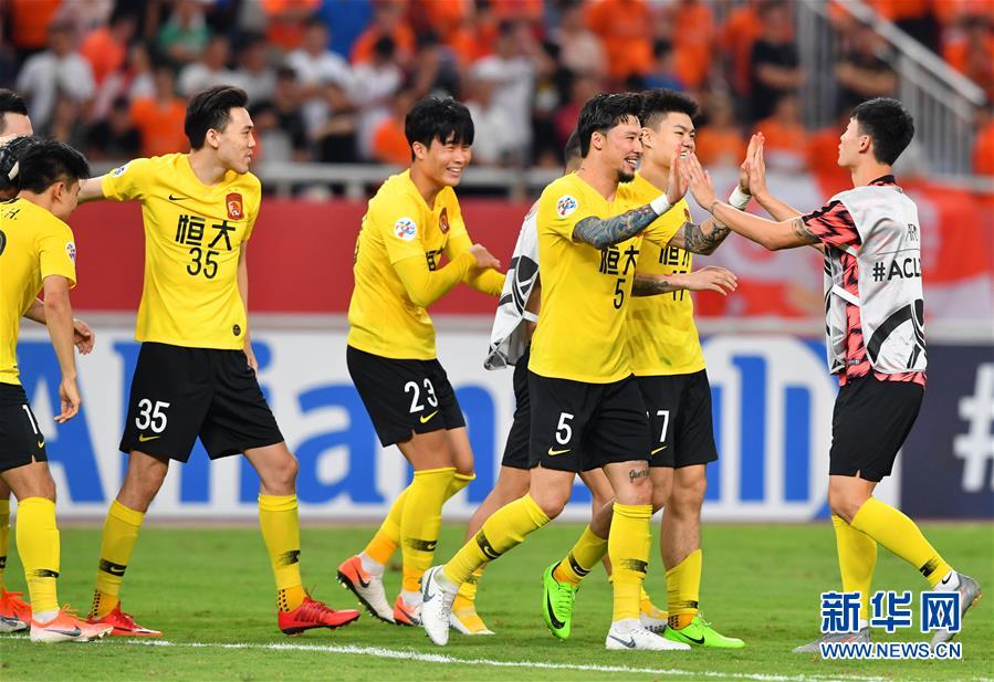 6月25日，广州恒大队球员庆祝获胜。 当日，在山东济南举行的2019亚洲足球冠军联赛八分之一决赛第二回合比赛中，山东鲁能队主场迎战广州恒大队。两队在加时赛后以总比分4比4战平，在点球大战中，广州恒大队以6比5战胜山东鲁能队，最终以总比分10比9淘汰山东鲁能队，晋级八强。 新华社记者 朱峥 摄