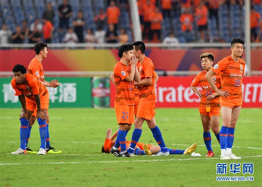 6月25日，广州恒大队球员庆祝获胜。 当日，在山东济南举行的2019亚洲足球冠军联赛八分之一决赛第二回合比赛中，山东鲁能队主场迎战广州恒大队。两队在加时赛后以总比分4比4战平，在点球大战中，广州恒大队以6比5战胜山东鲁能队，最终以总比分10比9淘汰山东鲁能队，晋级八强。 新华社记者 朱峥 摄
