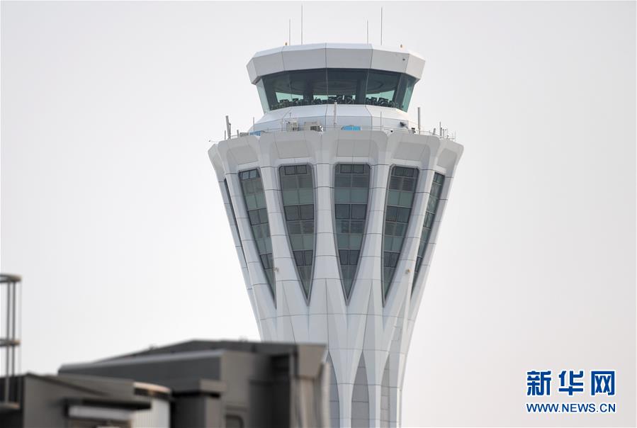 这是6月25日拍摄的北京大兴国际机场西塔台。 当日，北京大兴国际机场西塔台通过竣工验收并整体交付使用。西塔台被誉为“凤凰之眼”，未来将担负北京大兴国际机场70%以上的飞机起降指挥任务。 新华社记者 张晨霖 摄