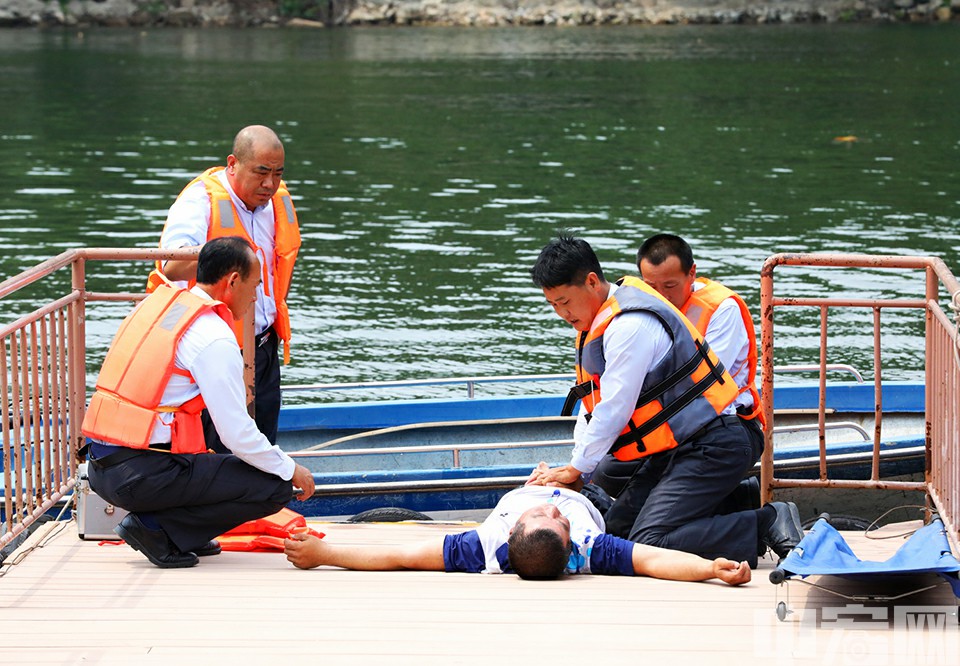 游客溺水救援。