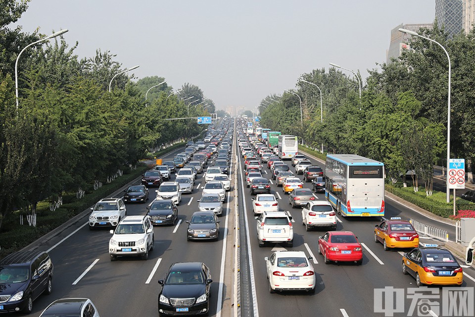 中宏网6月26日电（记者 康书源）北京2019年第3期小客车指标摇号于今天上午进行。根据市小客车指标办公布的数据，本期小客车指标摇号的中签率约为2546:1，中签难度再创历史新高。经审核，截至2019年6月8日24时，普通小客车指标申请个人共有3264065个有效编码（根据阶梯中签率相关规定，本期基数序号总数为16225458个）、单位共有62596家；新能源小客车指标申请个人共有430656个有效编码、单位共有8802家。中宏网记者 富宇 摄