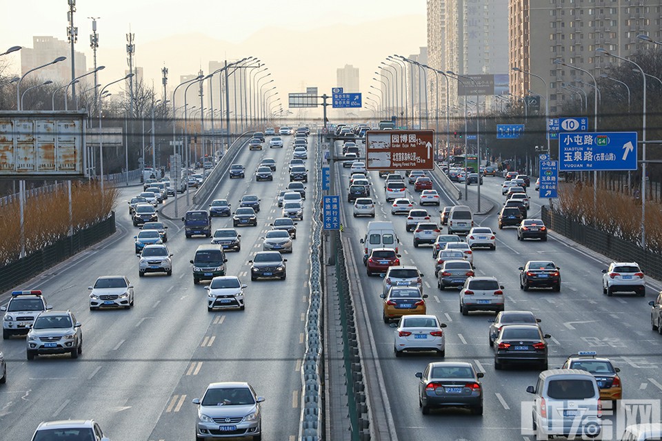 另外，按照《北京市高级人民法院 北京市经济和信息化委员会 北京市交通委员会 关于限制失信被执行人参与本市小客车指标配置的工作意见》（京高法发[2018]74号），经本市法院认定，本期共有5283个失信被执行人被限制参与小客车指标配置。申请人如果对自身被纳入失信被执行人名单有异议的，可通过北京法院审判信息网查询具体认定案由，也可以依法向执行法院提出。中宏网记者 康书源 摄