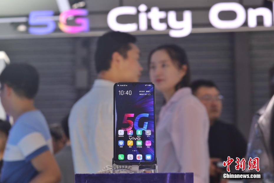 5G将让人与人之间的距离更近一步。 张亨伟 摄