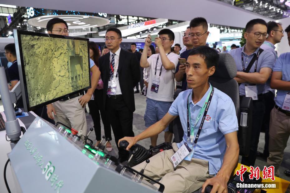 驾驶人员通过5G工业制造终端远程操作采矿设备。 张亨伟 摄