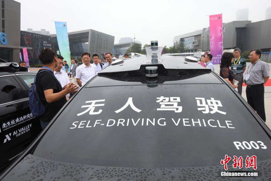 6月26日，中智行5G“AI新一代无人驾驶汽车”亮相2019南京创新周，从上车、行驶、转向、并道、减速再到泊车，车辆都能够对行人、车辆、障碍物、交通信号灯和指示牌做出快速反应，吸引了大批民众前来“尝鲜”。 中新社记者 泱波 摄