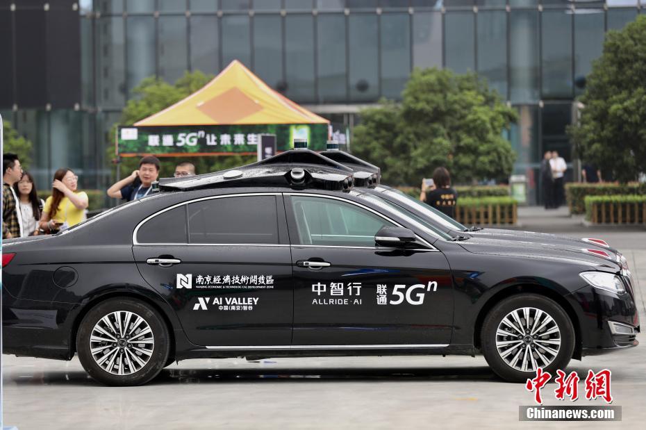 6月26日，中智行5G“AI新一代无人驾驶汽车”亮相2019南京创新周，从上车、行驶、转向、并道、减速再到泊车，车辆都能够对行人、车辆、障碍物、交通信号灯和指示牌做出快速反应，吸引了大批民众前来“尝鲜”。 中新社记者 泱波 摄