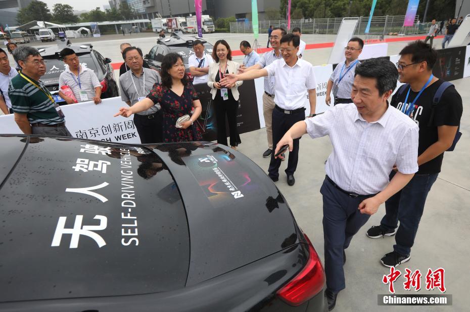 6月26日，中智行5G“AI新一代无人驾驶汽车”亮相2019南京创新周，从上车、行驶、转向、并道、减速再到泊车，车辆都能够对行人、车辆、障碍物、交通信号灯和指示牌做出快速反应，吸引了大批民众前来“尝鲜”。 中新社记者 泱波 摄