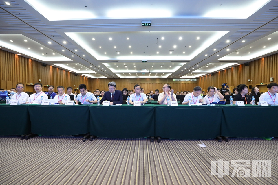 对接会分为上午大会和下午五个分会，大会由国家节能中心副主任史作廷主持，国家能源局能源节约和科技装备司彭杨涵、广东省能源局副局长郑良辉、中国国际中小企业博览会事务局局长何佐贤出席大会并致辞。 中宏网记者 富宇 摄