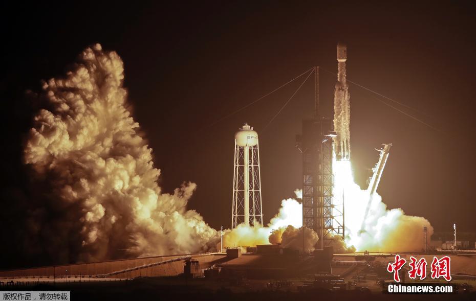 6月25日消息，美国一家公司利用“猎鹰重型”火箭在24日深夜至25日凌晨期间发射的机会，将152名死者的骨灰送入太空，举行一次“太空葬礼”，每克骨灰收费4995美元起。 图片来源：中新网