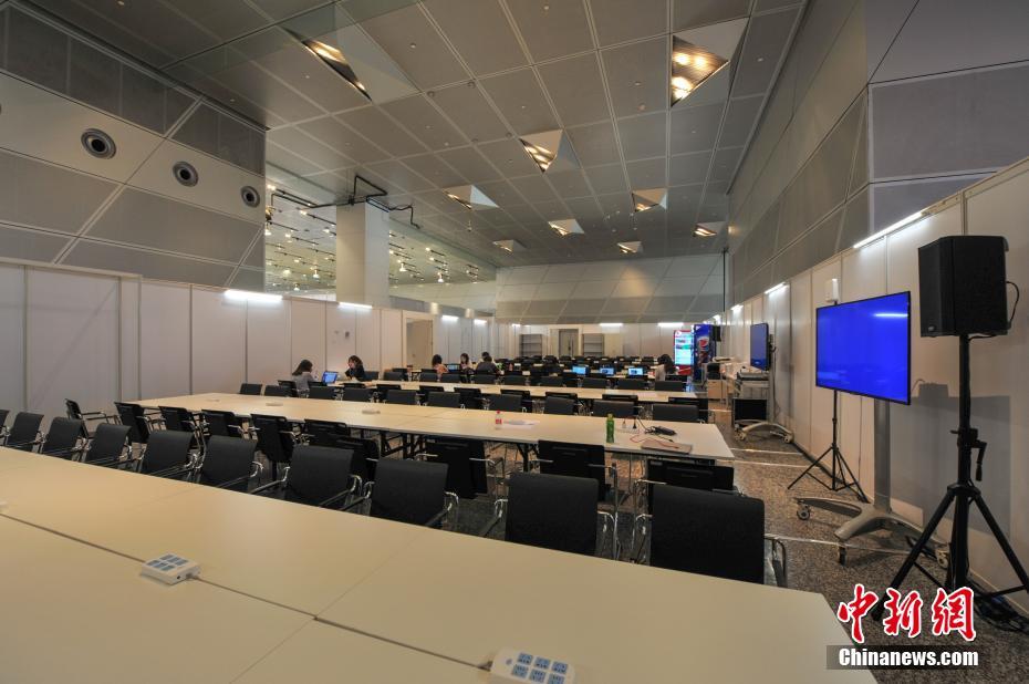 夏季达沃斯主会场——大连国际会议中心内的媒体工作区。 中新社记者 于海洋 摄