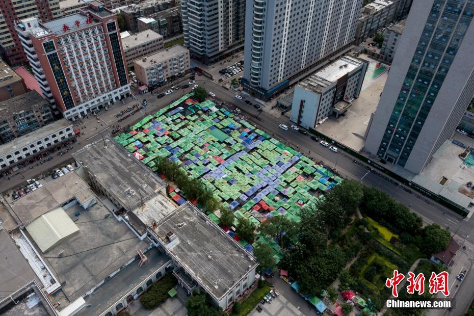 6月30日，航拍山西太原一古玩市场密密麻麻的遮阳帐篷。当日，太原市迎来高温天气，户外露天的商户们纷纷搭建遮阳篷，躲避烈日炙烤。 中新社记者 韦亮 摄