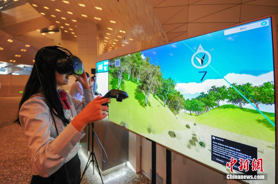 体验者在体验5G混合现实智能沙箱VR部分。 中新社记者 于海洋 摄