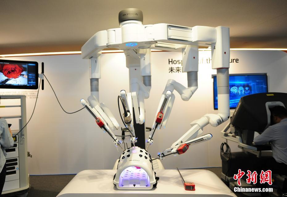 7月1日，2019夏季达沃斯论坛上，一台第四代达芬奇手术机器人引起了人们的关注。与传统手术相比，第四代达芬奇机器人有着明显的优势。它可对患者体内实时拍摄画面，为医生提供最大可放大20倍的手术部位三维高清视野。中新社记者 于海洋 摄