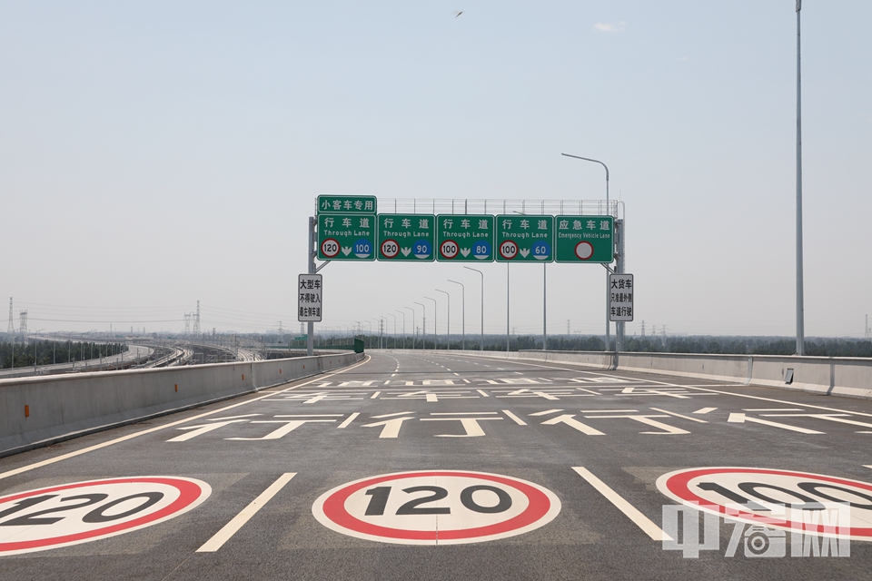 北京大兴国际机场高速公路北起南五环，南至大兴国际机场北侧围界，全长约27公里，规划为双向八车道高速公路。 中宏网记者 富宇 摄