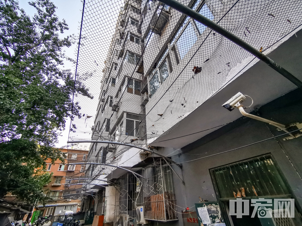 中宏网北京7月3日电(记者 富宇 成辰)高空坠物是新型“街道杀手?#20445;?#36234;来越高的楼房在解决住房问题的同?#20445;?#20063;造成了高空安全隐患。仅2019年上半年就发生多起高空坠物伤人事件。7月1日,记者走访了位于北京双井北里附近的一处小区,这里早在?#25913;?#21069;,就采取了防止高空坠物的手段。