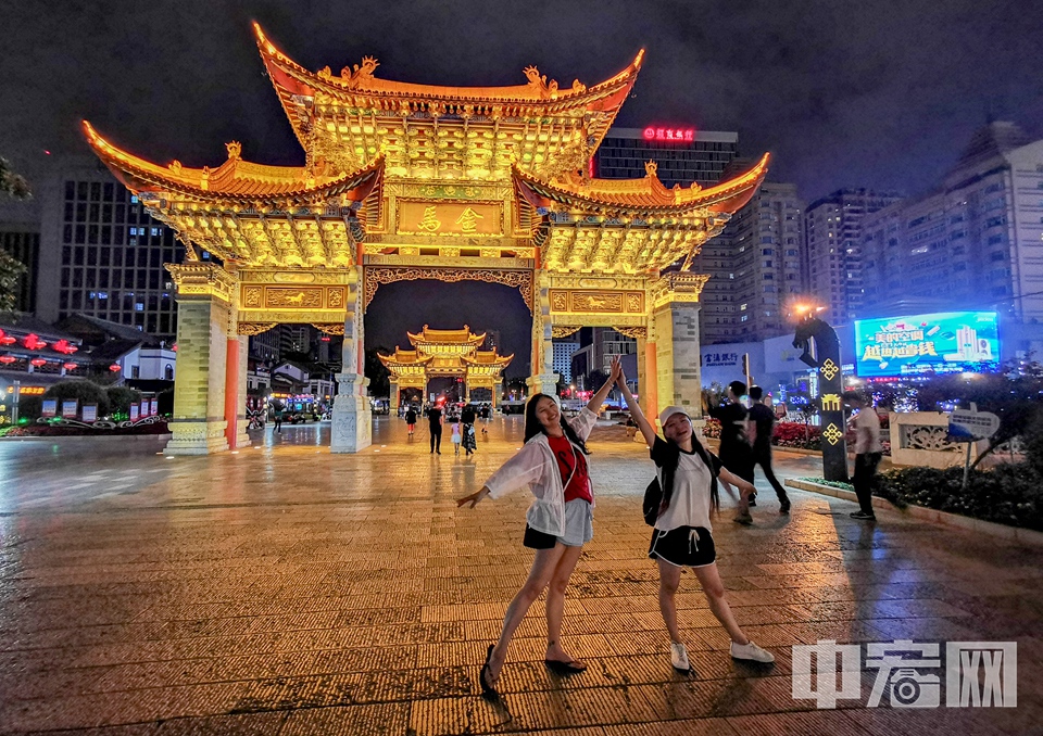 游客在金马坊前拍照。 中宏网记者 富宇 摄