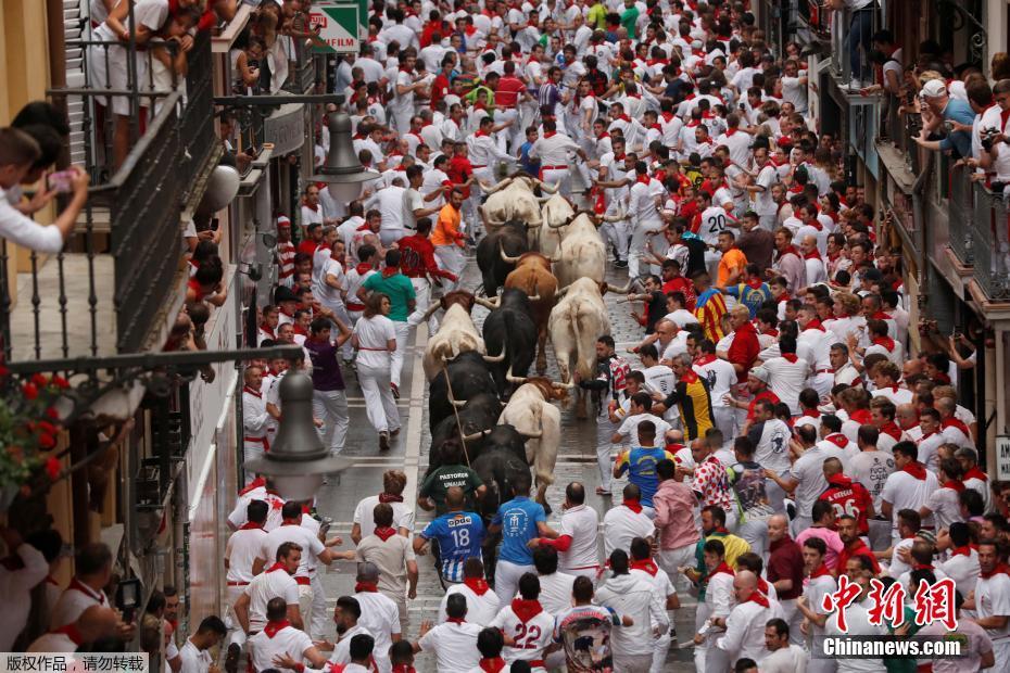 当地时间7月7日，西班牙潘普洛纳，圣佛明节进入第二天。圣佛明节又称是奔牛节，是西班牙的传统节日，每年7月6日在潘普洛纳举行。