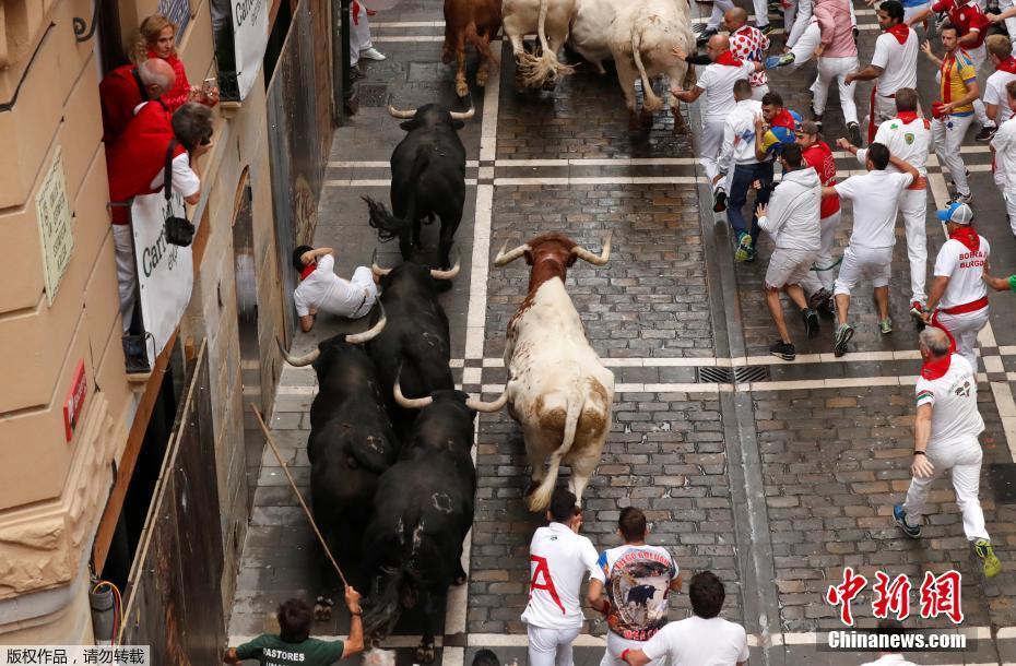 当地时间7月7日，西班牙潘普洛纳，圣佛明节进入第二天。圣佛明节又称是奔牛节，是西班牙的传统节日，每年7月6日在潘普洛纳举行。