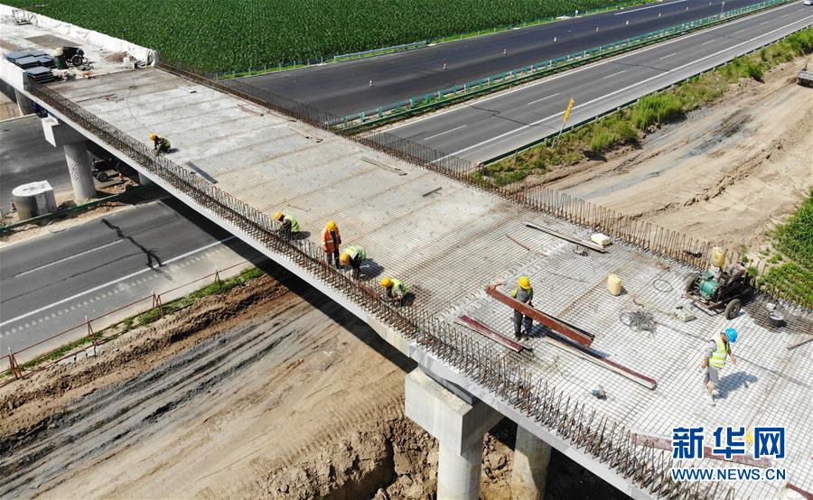 这是京哈高速长春至拉林河段改扩建工程扶余县路段桥涵施工现场（7月9日无人机拍摄）。 新华社记者 林宏 摄
