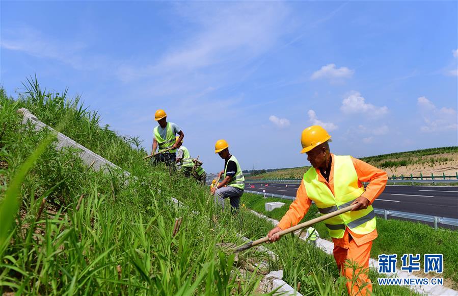 工人在京哈高速长春至拉林河段进行绿化和引水道清理工作（7月9日摄）。 新华社记者 林宏 摄