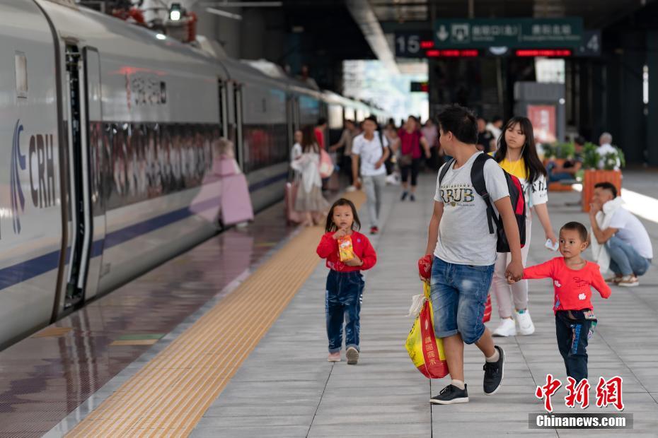 7月10日，贵阳北站，站台上的乘客准备搭乘开往广州南的D2831次列车。中国国家铁路集团有限公司披露，10日零时起，全国铁路实施新的列车运行图，新投用一批复兴号动车组，内地联通香港的高铁车站增至58个，南宁至广州、南宁至昆明和兰新高铁哈密至乌鲁木齐等区段运行时间大幅压缩。调图后，全国铁路暑期高峰日均增加客运能力26万个席位。中新社记者 贺俊怡 摄