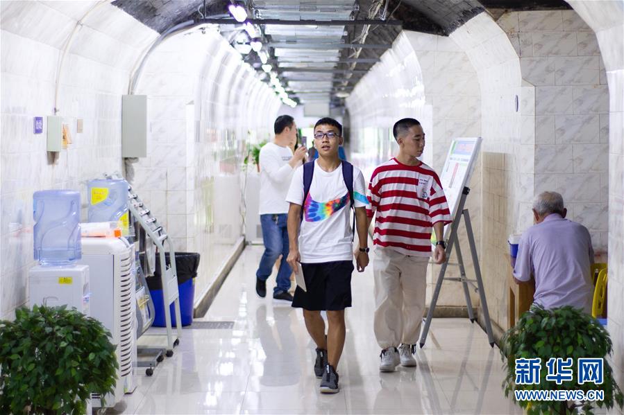7月10日，人们在南京北极岩人防工程里纳凉。 当日，江苏省南京市开始免费开放7处防空洞，供市民纳凉避暑。 新华社发（苏阳 摄）