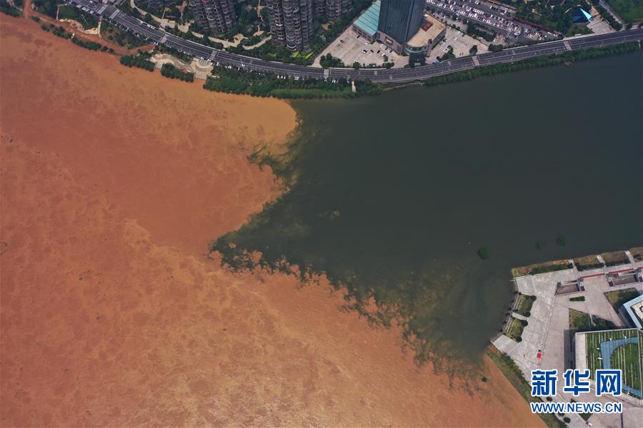 7月10日,长沙城区湘江和浏阳河交汇处,洪水过境的湘江水颜色与浏阳河水颜色形成鲜明对比(无人机拍摄)。 受持续强降雨影响,湘江水位持续暴涨。7月10日21时湘江长沙水文站水位达38.33米,超警戒水位2.33米(警戒水位36米),较前日8时上涨了3.05米。目前,长沙市防汛部门正严密监测水位变化,加强堤防巡查,全力做好防范工作。 新华社记者 李尕 摄