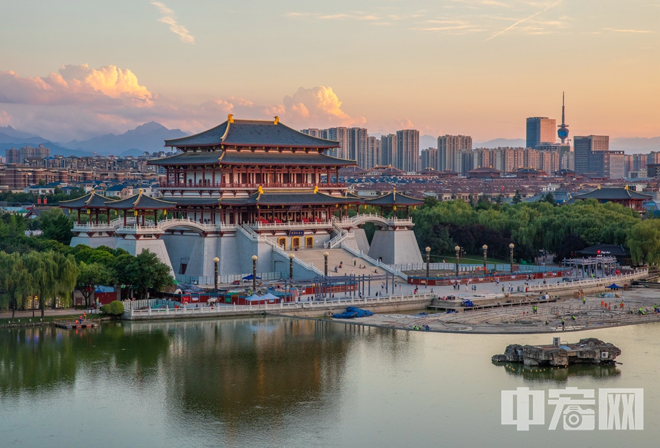 大唐芙蓉园内建有紫云楼、仕女馆等许多仿古建筑，是中国最大的仿唐皇家建筑群。图为紫云楼。 中宏网记者 富宇 摄