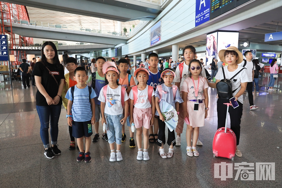 来自汪清县的10名儿童在机场合影。 中宏网记者 富宇 摄