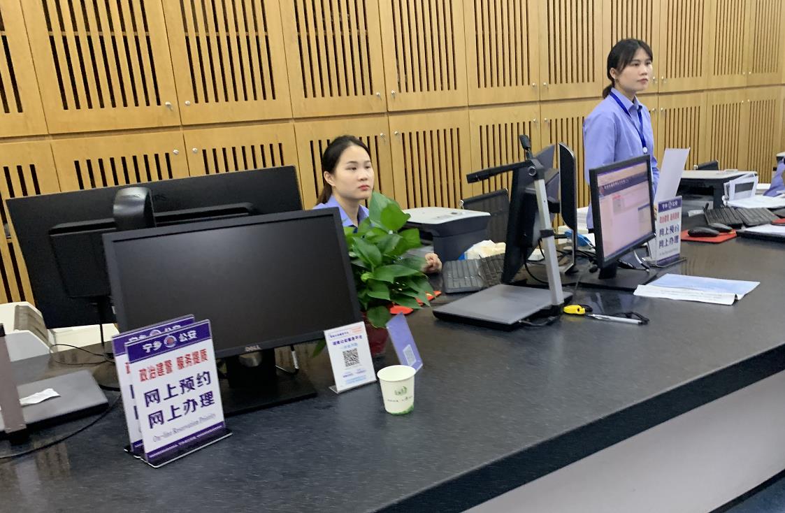   
中宏网7月11日宁乡电（记者刘一乐）今年是宁乡市“营商环境优化年”。宁乡市大力发展“互联网+政务服务”，以“无证明城市、无收费园区、无跑腿审批”为目标，助推数字化转型。“三无”城市的建设，以全市统一的生物特征识别平台、电子证照库平台、大数据共享交换平台、统一支付平台、统一数字认证平台、统一物流系统等六大技术为支撑，在“宁乡市民之家”落地，使百姓办事受益、企业降低成本、提高服务效率，为地方经济的转型升级提供强有力支撑。  
图为：湖南省“宁乡市民之家”占地70多亩，总建筑面积5.6万平方米，规划设计简约便民，集行政审批服务、城市展示、档案管理、公共资源交易、智慧城市运营、快呼快处等多功能于一体。  