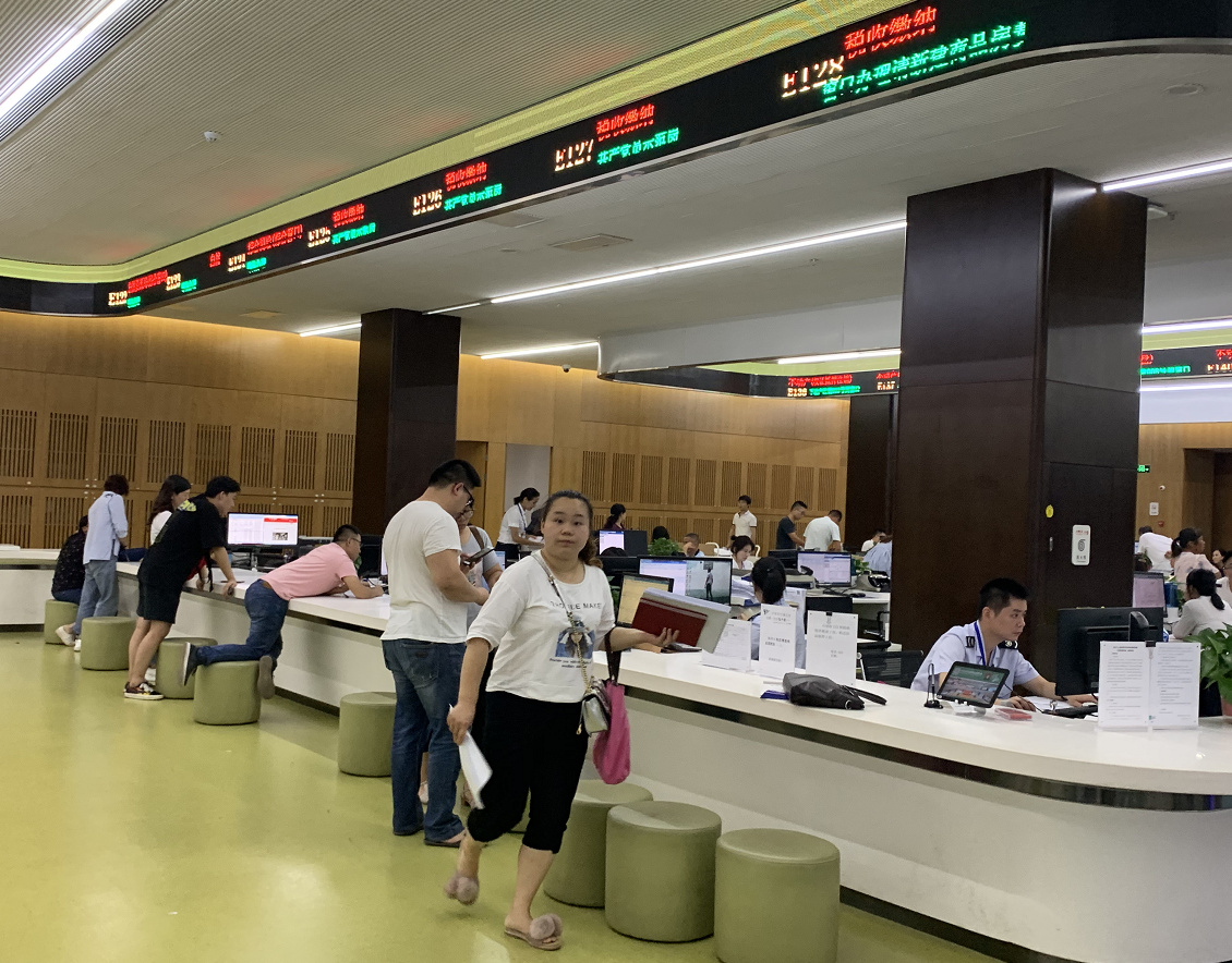   
中宏网7月11日宁乡电（记者刘一乐）今年是宁乡市“营商环境优化年”。宁乡市大力发展“互联网+政务服务”，以“无证明城市、无收费园区、无跑腿审批”为目标，助推数字化转型。“三无”城市的建设，以全市统一的生物特征识别平台、电子证照库平台、大数据共享交换平台、统一支付平台、统一数字认证平台、统一物流系统等六大技术为支撑，在“宁乡市民之家”落地，使百姓办事受益、企业降低成本、提高服务效率，为地方经济的转型升级提供强有力支撑。  
图为：湖南省“宁乡市民之家”占地70多亩，总建筑面积5.6万平方米，规划设计简约便民，集行政审批服务、城市展示、档案管理、公共资源交易、智慧城市运营、快呼快处等多功能于一体。  